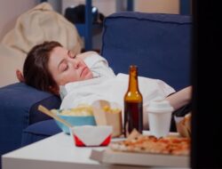 4 Alasan Kenapa Habis Makan Ngantuk, Kurang Tidur