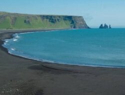 Eksotis Banget! Ini 7 Pantai Berpasir Hitam Terindah di Dunia