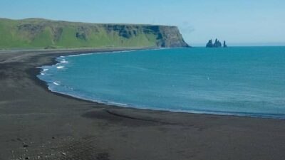 Eksotis Banget! Ini 7 Pantai Berpasir Hitam Terindah di Dunia