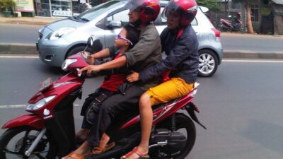 Membonceng Anak di Jok Depan Motor, Kesalahan yang Berujung Fatal