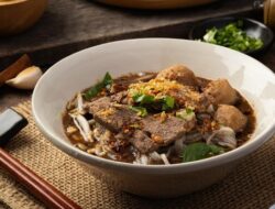 Resep Mie Kuah Daging Sawi Asin yang Punya Rasa Kaldu Sedap