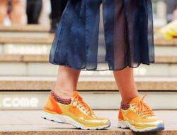 7 Cara Mix & Match Pakai Sneakers untuk ke Kantor