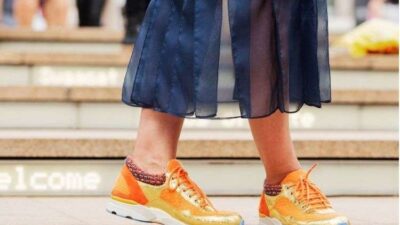 7 Cara Mix & Match Pakai Sneakers untuk ke Kantor