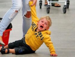 10 Tips Hadapi Anak Tantrum, Cocok Buat Ortu Sumbu Pendek