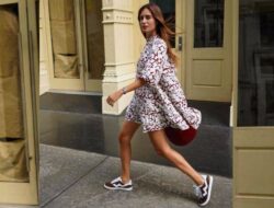 Tips Padu-padan Mini Dress dan Sneakers untuk Gaya Chic yang Keren!