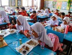 Makan bergizi gratis perdana sasar 600 ribu orang, jauh dari target awal – Apakah program ini terlalu tergesa-gesa?