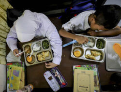 Foto: Siswa SDN Slipi 15 Santap ‘Makan Bergizi Gratis’, Ada Ayam Tepung-Jeruk