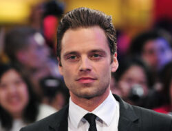 Sebastian Stan Teriak ‘I Love You’ untuk Kekasih Saat Menang Golden Globes