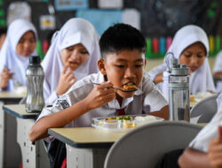 Foto: Lahapnya Para Siswa Santap Makan Bergizi Gratis di Berbagai Daerah