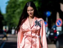 Tips Tampil Modis a La Fashionista Pakai Warna Pink