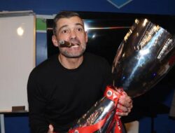 Sergio Conceicao Menari di Ruang Ganti setelah AC Milan Menjuarai Piala Super Italia