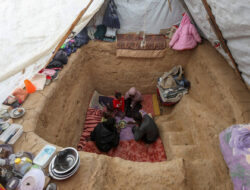 Foto: Pria di Gaza Bikin Lubang di dalam Tenda untuk Berlindung dari Serangan