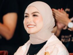 Potret Santun Revalina S. Temat di Gala Premiere Film 1 Imam 2 Makmum, Serba Pink dengan Hijab