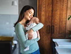 Ikatan Batin Ibu dan Anak Penting, Begini Cara Menjalin & Tanda Punya Bonding Kuat