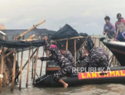 Bersama Nelayan, Pasukan Hantu Laut Bongkar Pagar Bambu Sampai Roboh