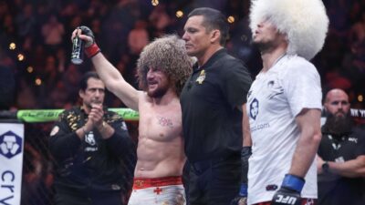 Tak Terlihat di UFC 311, Momen Kikuk Khabib Mau Ambil Sabuk Juara dari Bos UFC untuk Umar Nurmagomedov