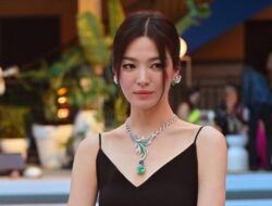 Tampilan Cerah Song Hye Kyo dengan Rambut Pixie, Disebut Mirip Anak Sekolah