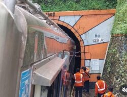 Viral Video Kereta Api Tertahan di Terowongan Gumitir, Begini Penjelasan KAI