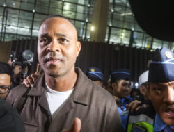 Disambut Teriakan ‘Indonesia’, Begini Kesan Pertama Patrick Kluivert Tiba di Jakarta