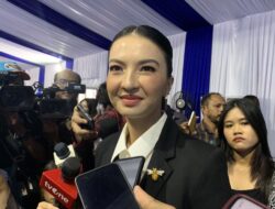 Penampilan Modis Raline Shah Saat Dilantik jadi Pejabat Komdigi, Bros Lebah Emas Curi Perhatian