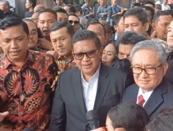 Hasto Tebar Senyum Usai 3,5 Jam Diperiksa KPK