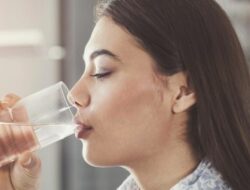 Minum Air Dingin dan Hangat, Mana yang Lebih Cepat Turunkan Berat Badan?