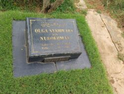 Makam Olga Syahputra Jadi Spot Foto hingga Tempat Curhat Penggemar