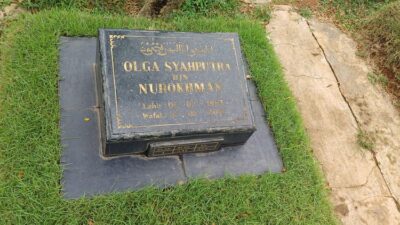 Makam Olga Syahputra Jadi Spot Foto hingga Tempat Curhat Penggemar