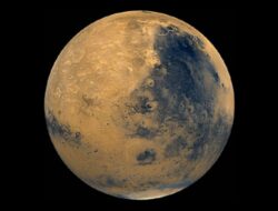 Mars Bersanding dengan Bulan Nanti Malam, Lusa Bakal Tampak Lebih Besar dan Terang