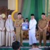 Wali Kota Agung Membagikan Baju, Peci, dan Kain Sarung kepada Pengurus 1.222 Masjid di Pekanbaru