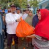 Wali Kota Pekanbaru Goro Hadiri Lokasi Banjir Rumbai, Berikan Ribuan Paket Sembako