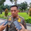 Satpol PP Pekanbaru Memasang Stiker Peringatan di Tiang Reklame yang Melanggar di Jalan Riau