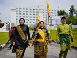 Bupati Kasmarni Mengucapkan Selamat atas Penganugrahan Adat kepada Kapolri