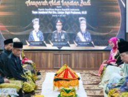 Kapolri Menerima Penghargaan Adat Ingatan Budi dari Lembaga Adat Melayu Riau