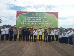 Polsek Binawidya Mendukung Ketahanan Pangan Nasional dengan Menanam Jagung Serentak di Sidomulyo Barat pada Kuartal Tiga
