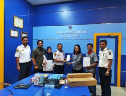 PT. Ivo Mas Tunggal Donates 15 Streetlights to Dumai City Transportation Department as CSR