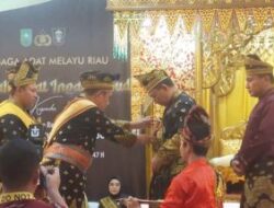 LAM Riau Mempersembahkan Anugerah Adat Ingatan Budi kepada Kapolri Listyo Sigit Prabowo