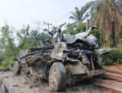 Kronologi Tragis Kecelakaan di Pelalawan: Truk Terjun ke Jurang, Grand Max Rusak Parah