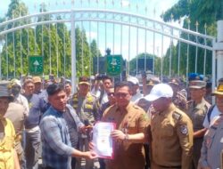 Bupati Pelalawan Zukri Misran Bertemu dengan Warga yang Terdampak TNTN