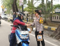 Polres Karimun Berbagi Takjil Bersama Masyarakat di Bulan Ramadhan.