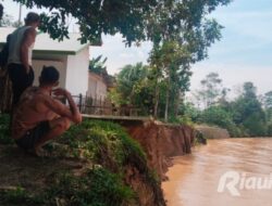 Ancaman Longsor di Tebing Sungai Ulo Memaksa Satu Keluarga di Hulu Kuantan Mengungsi Sebelum Lebaran