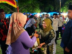 Bupati Kasmarni Bagikan Sembako di Bazar Bersama pada Malam 27 Ramadhan