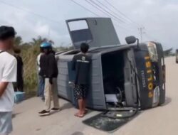 Mobil Tahanan Polres Bengkalis Terbalik Akibat Menghindari Lubang di Jalan
