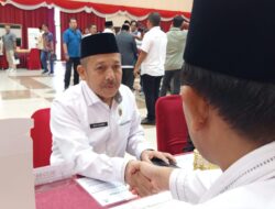 Muliardi Melaksanakan Pembayaran Zakat Maal di Program Gerakan Zakat Provinsi Riau