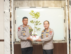 Kapolda Riau Mengganti Open House dengan Bagikan Bibit Pohon kepada Jajaran