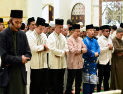 Bupati dan Wakil Bupati Kampar Melaksanakan Shalat Idul Fitri di Masjid Al-Ihsan