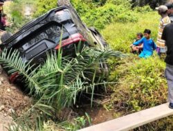 Wakil Ketua DPRD Bengkalis Dilarikan ke Rumah Sakit setelah Innova Menabrak dan Terbalik