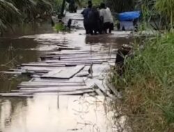 Jembatan Sialang Jaya Terbawa Arus Air