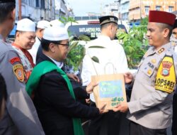 Semangat Idul Fitri dan Hari Hutan Sedunia: Polres Inhil Bagikan Bibit Pohon kepada Warga Tembilahan