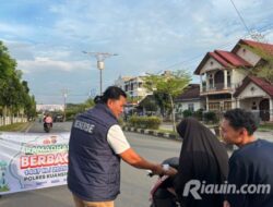 Polres Kuansing Mengadakan Aksi Simpatik, Satreskrim Bagikan Takjil di Jalan Protokol Teluk Kuantan
